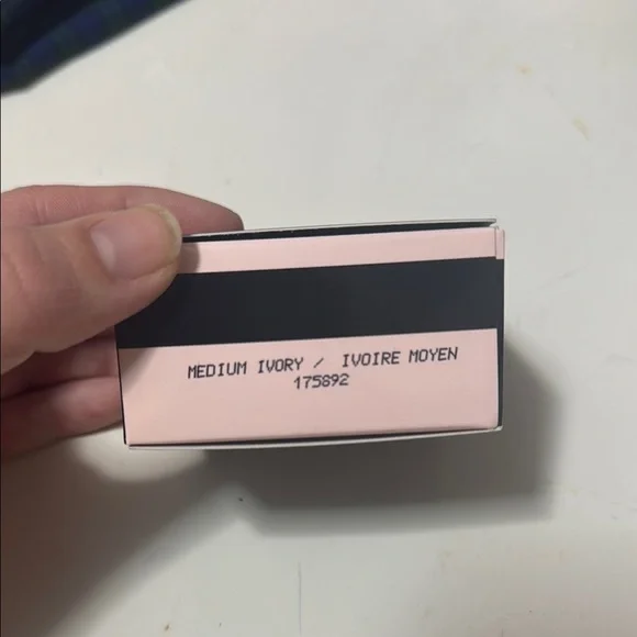 Mary Kay Silky Setting Powder - Black - Picture 2 of 2